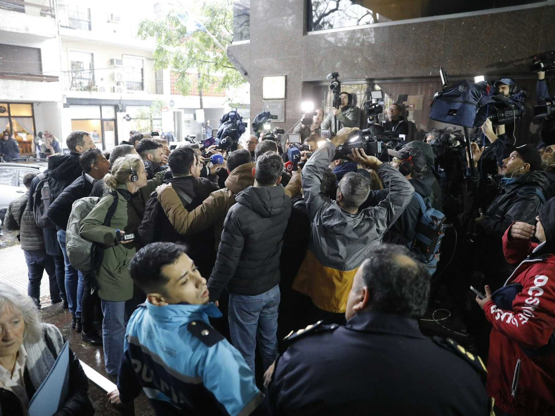 Vor dem Gericht in Buenos Aires gab es am Dienstag (27. Mai 2025) ein riesiges Medieninteresse um den Prozess zur Ursache für den Tod von Fußball-Legende Diego Maradona.