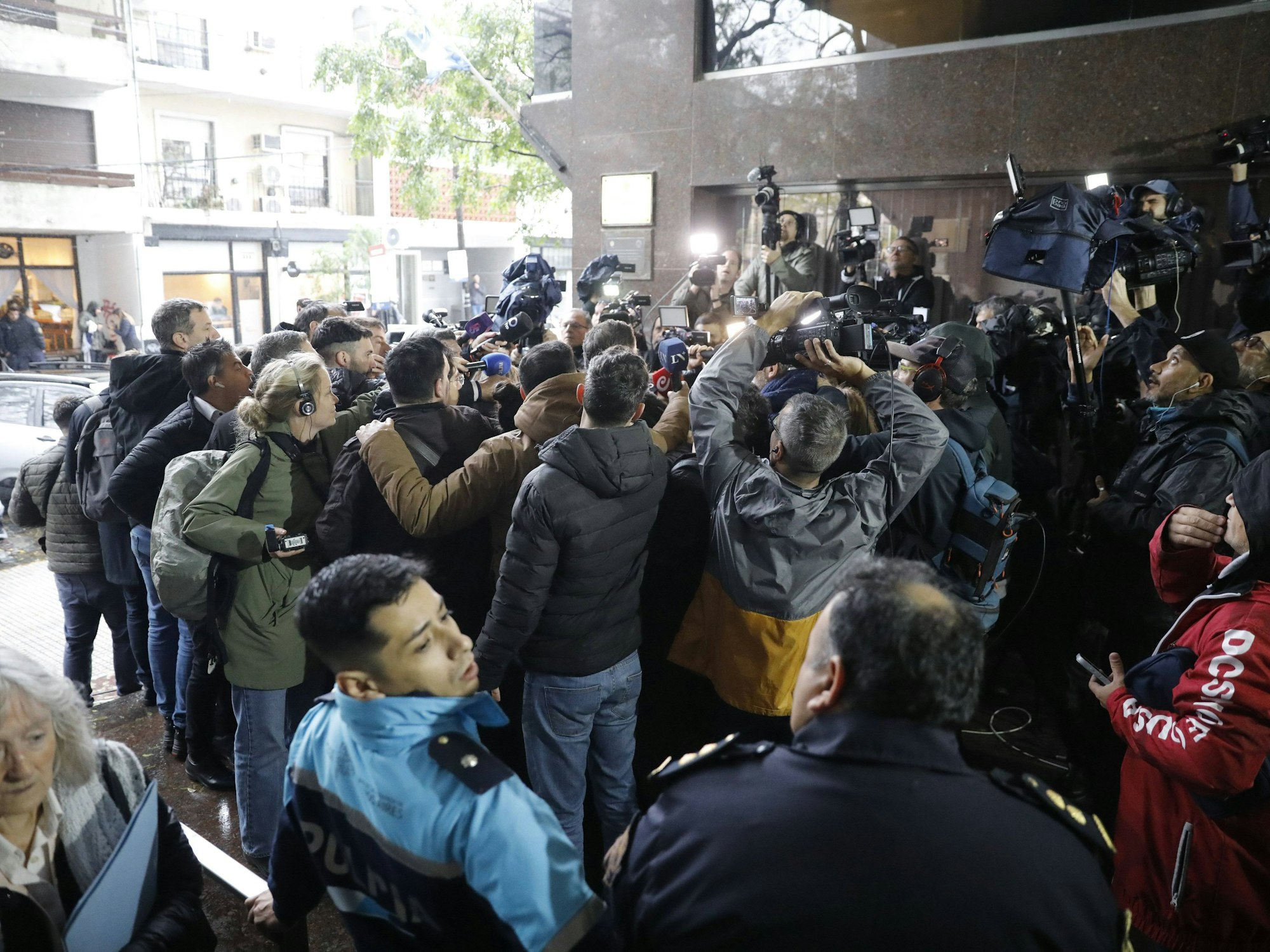 Vor dem Gericht in Buenos Aires gab es am Dienstag (27. Mai 2025) ein riesiges Medieninteresse um den Prozess zur Ursache für den Tod von Fußball-Legende Diego Maradona.