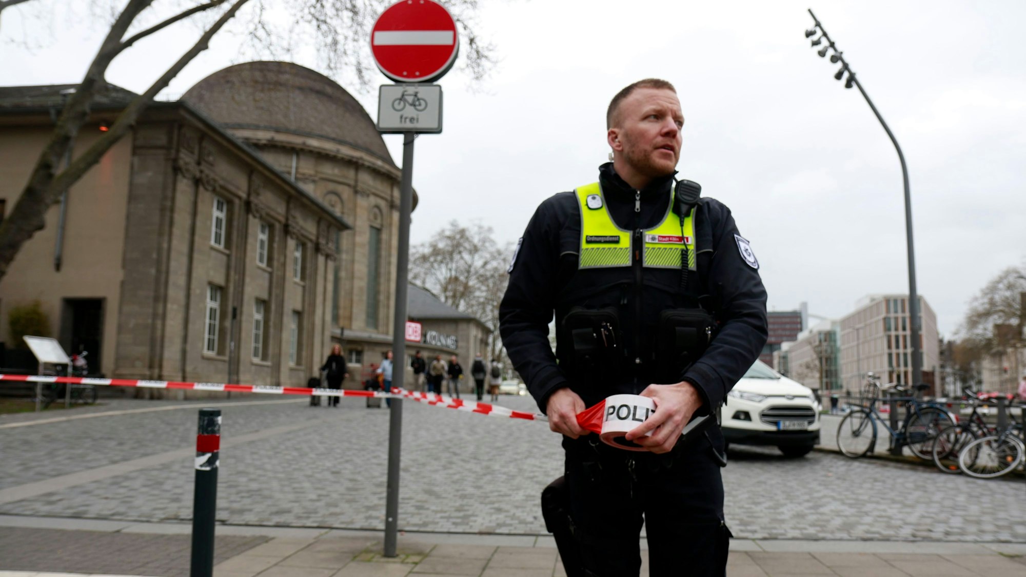 Ein Polizist im Bereich des Ottoplatzes am Bahnhof Köln/Deutz