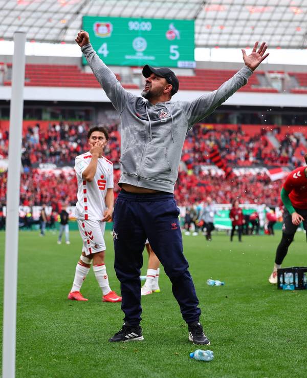 Trainer Stefan Ruthenbeck feiert den Gewinn der Deutschen Meisterschaft.