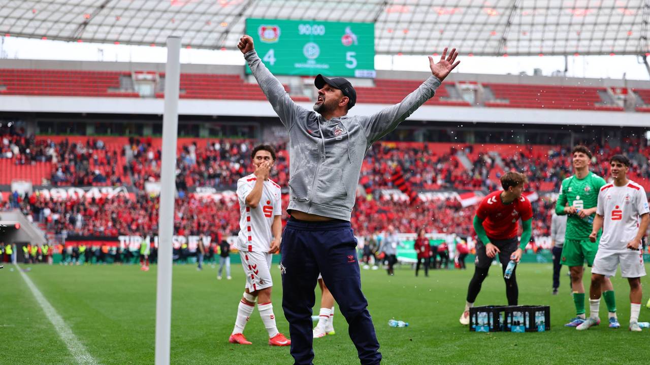 Trainer Stefan Ruthenbeck feiert den Gewinn der Deutschen Meisterschaft.