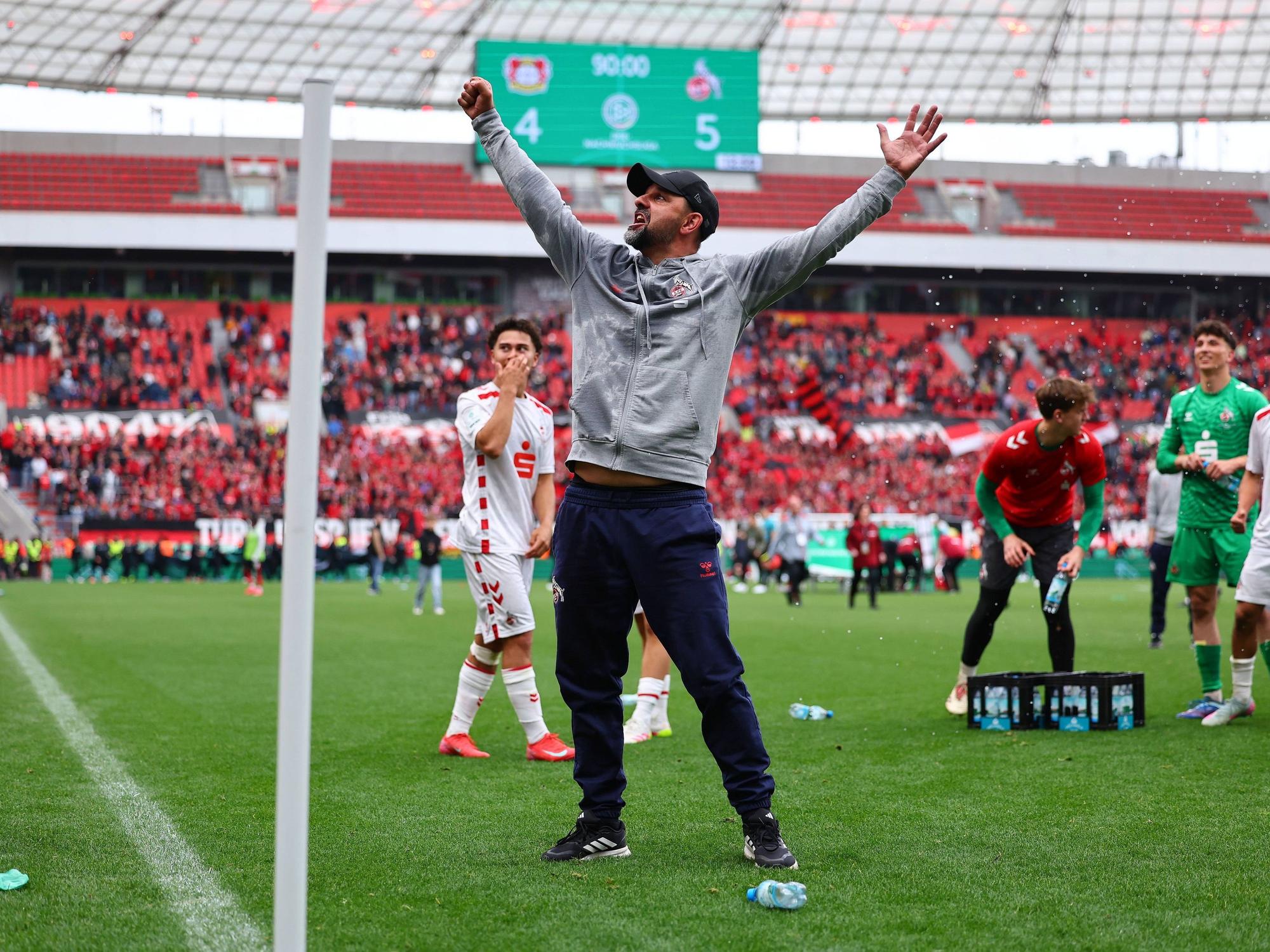Trainer Stefan Ruthenbeck feiert den Gewinn der Deutschen Meisterschaft.