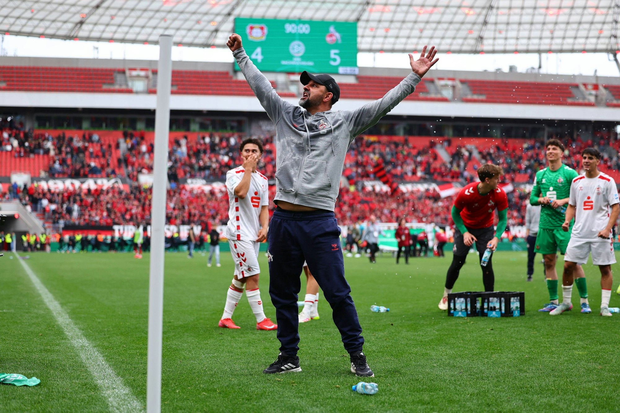 Stefan Ruthenbeck jubelt nach dem Finale in Leverkusen.