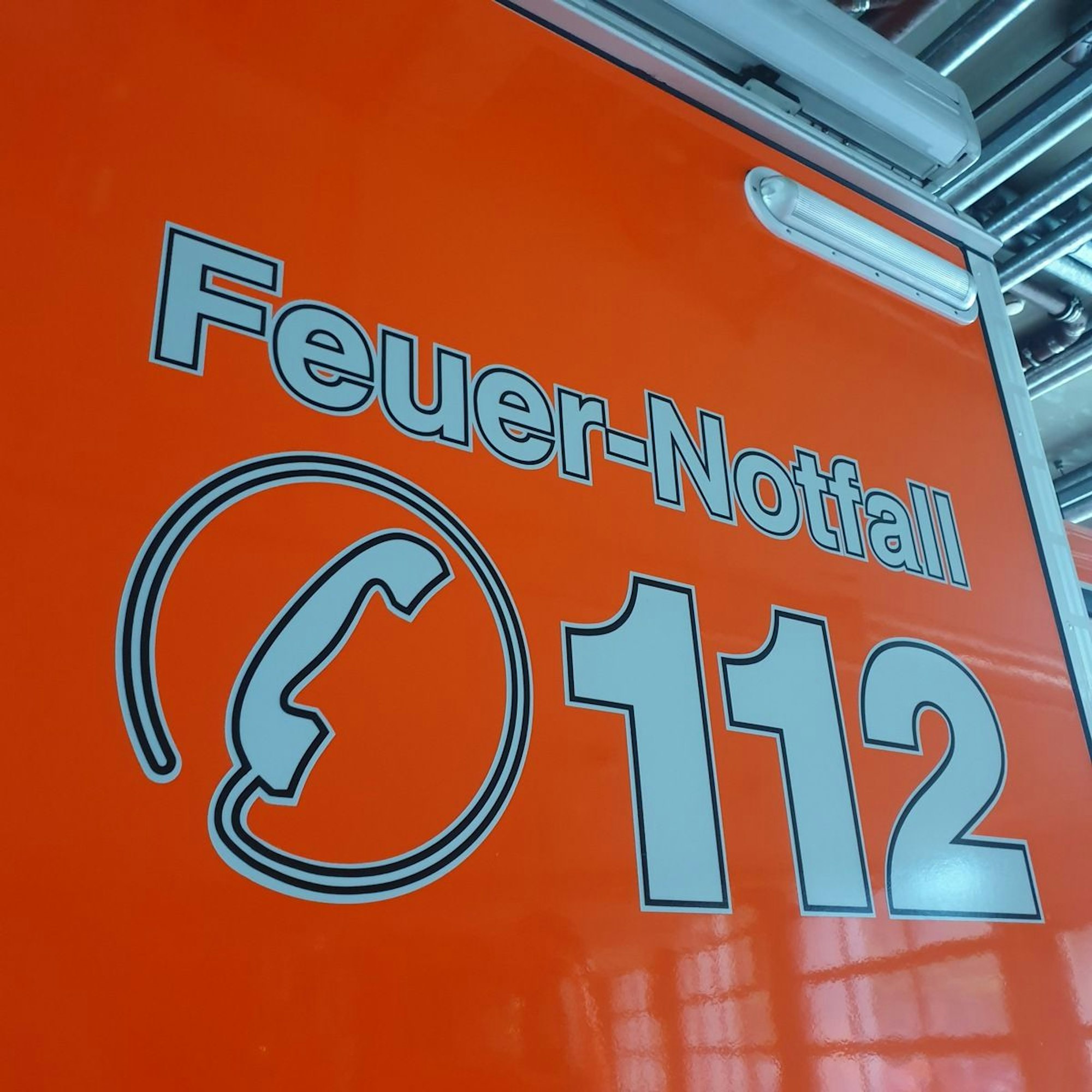Notfallnummer 112 auf orangem Hintergrund, die bei Zimmerbränden wie in der Burgerstraße in Remscheid gewählt werden sollte
