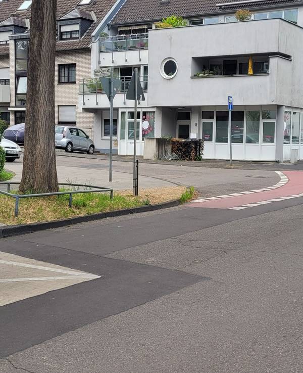 Dieser Radweg in Köln-Stammheim endet plötzlich vor einer Bushaltestelle.