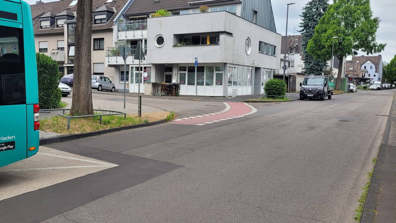 Dieser Radweg in Köln-Stammheim endet plötzlich vor einer Bushaltestelle.