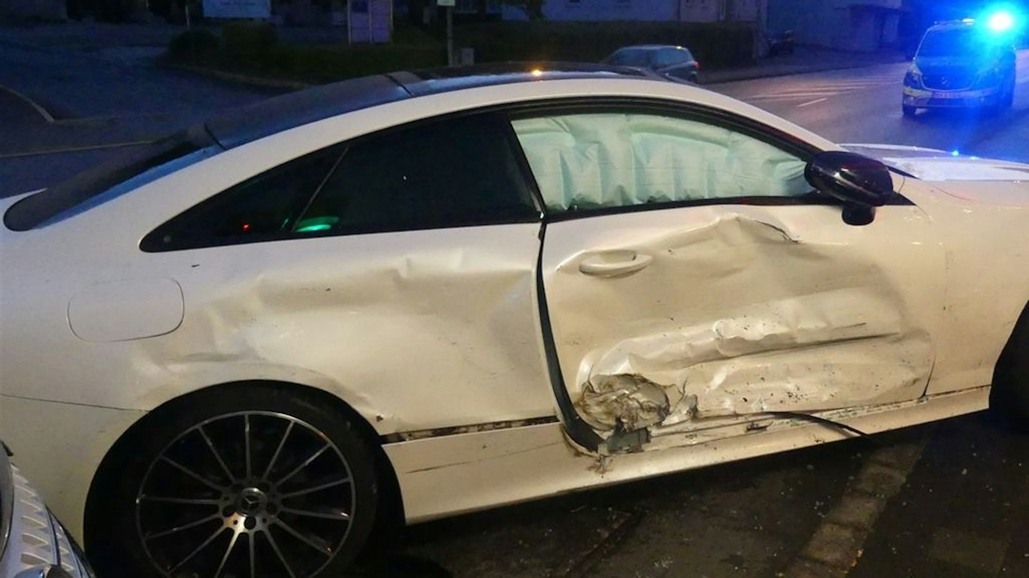 Ein beschädigter Mercedes nach einem Unfall in Gummersbach, bei dem zwei Personen leicht verletzt wurden.
