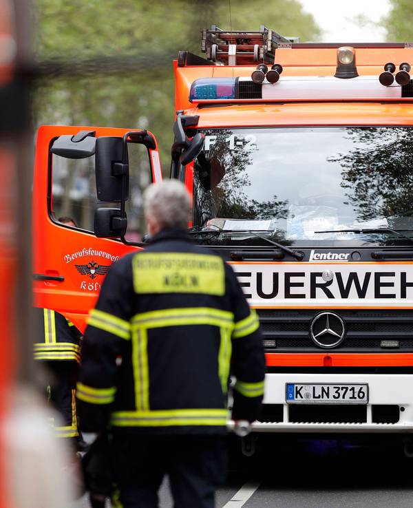 Einsatzkräfte der Feuerwehr Köln bei einem Einsatz.