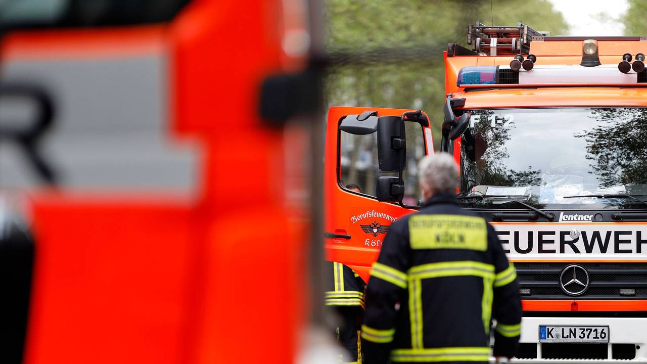 Einsatzkräfte der Feuerwehr Köln bei einem Einsatz.