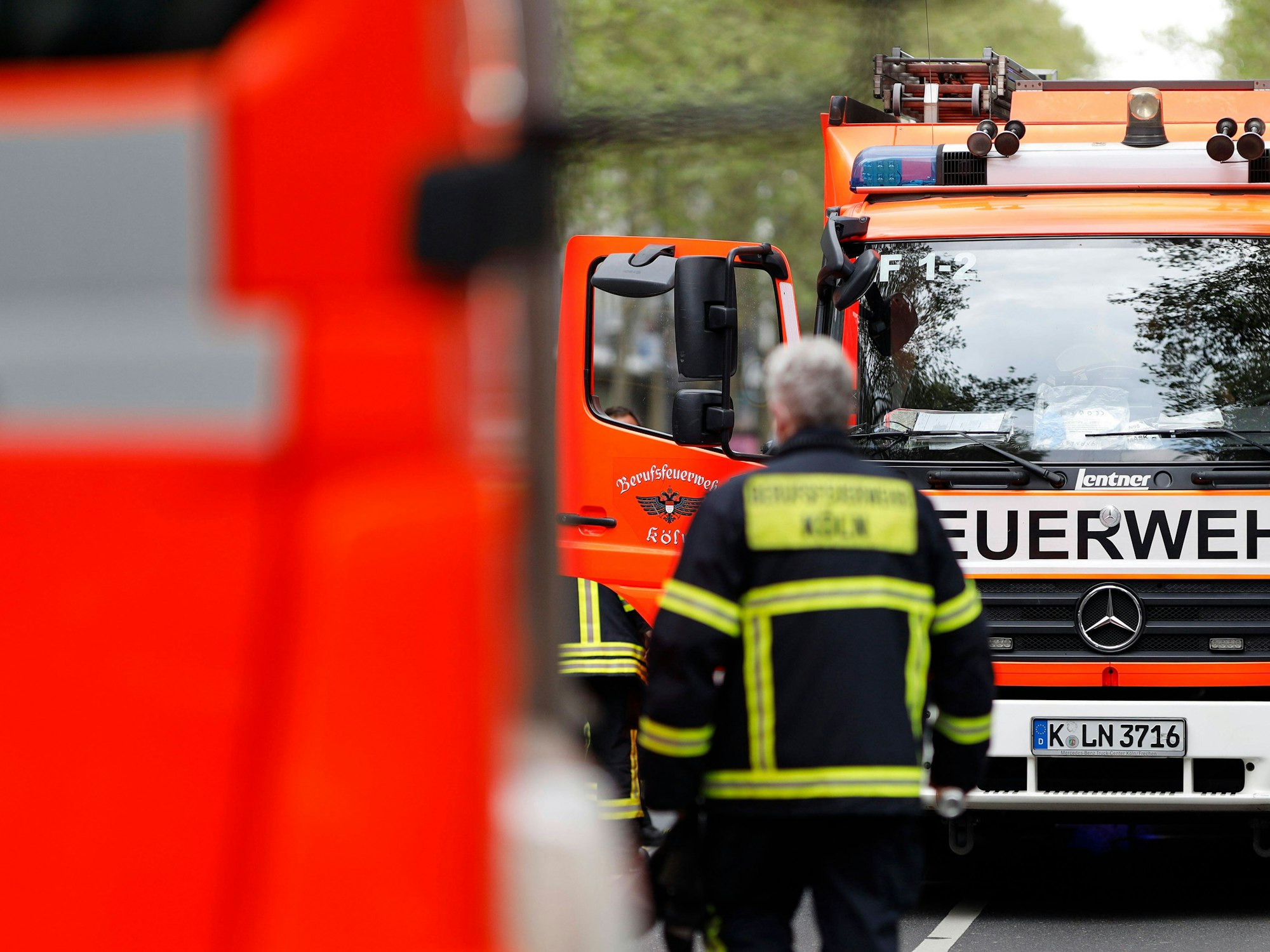 Einsatzkräfte der Feuerwehr Köln bei einem Einsatz.