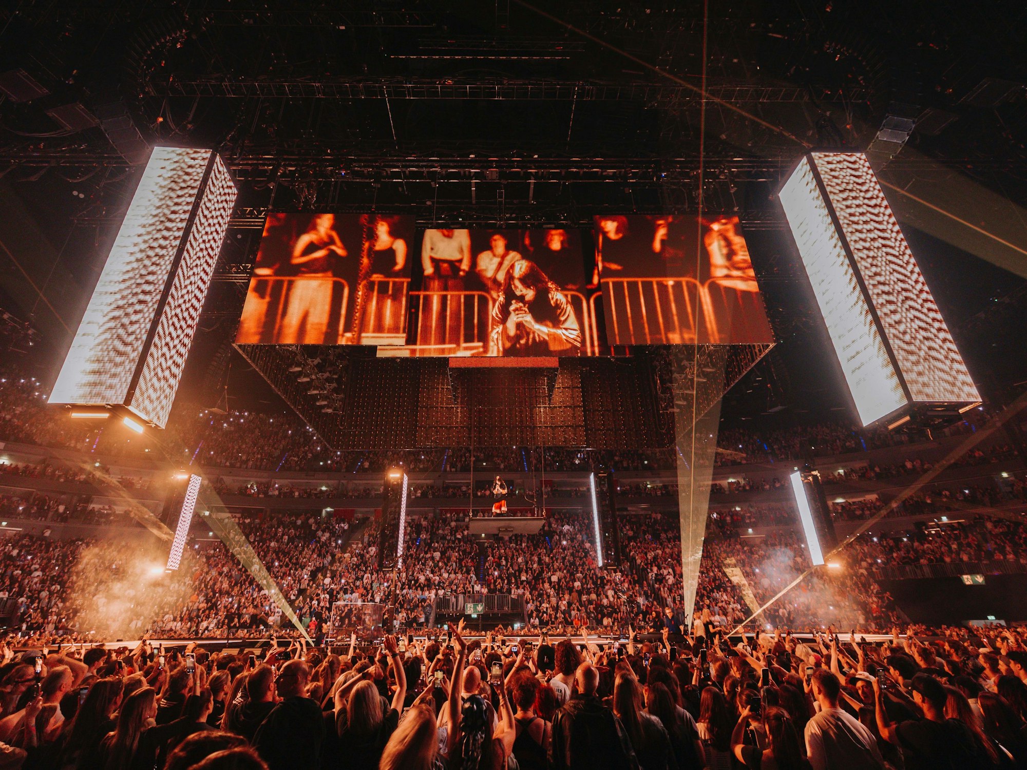 Blick in die Lanxess-Arena bei Billie Eilish.