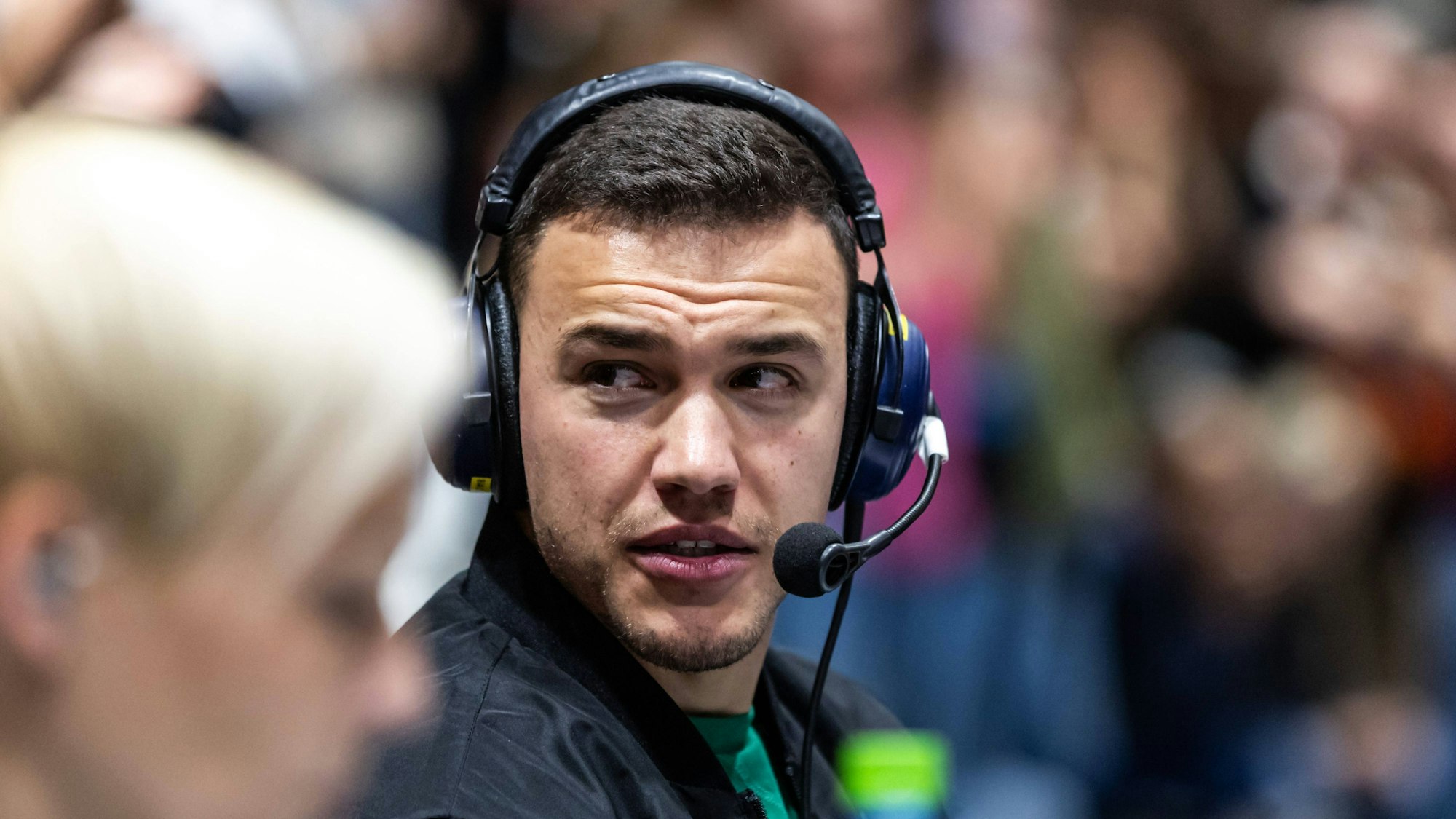 Reporter Patrick Fritzsche, hier bei einem Einsatz für den Streamingdienst Dyn in der Basketball-Bundesliga.