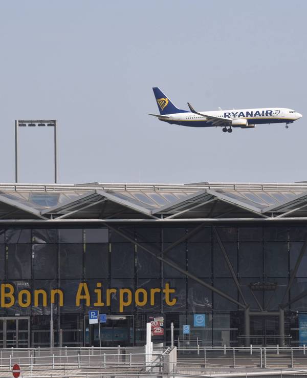 Ein Flugzeug der Ryanair im Anflug auf den Flughafen Köln/Bonn über Terminal 2.