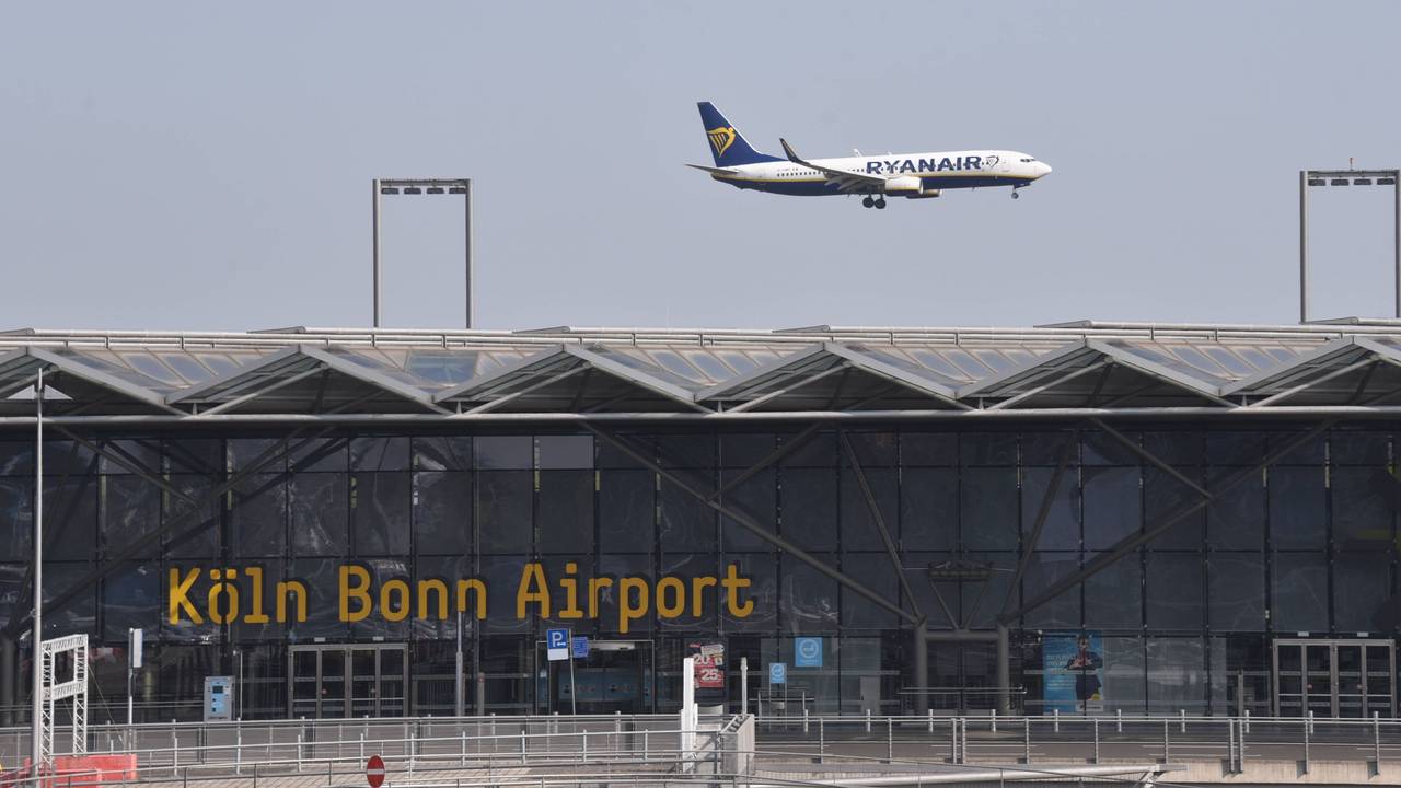 Ein Flugzeug der Ryanair im Anflug auf den Flughafen Köln/Bonn über Terminal 2.