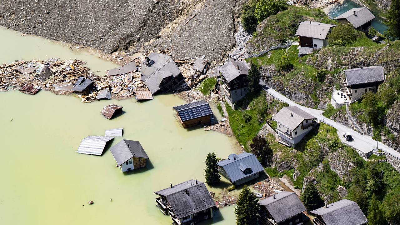 Eine Luftaufnahme, die einen Tag nach der massiven Lawine, die durch den Abbruch des Birchgletschers ausgelöst wurde, aufgenommen wurde, zeigt die Zerstörung, nachdem sie auf den Talboden niederging und das Dorf Blatten zerstörte.