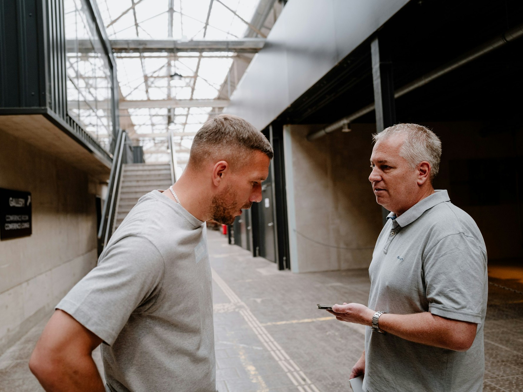 Lukas Podolski im Gespräch mit Marcel Schwamborn.