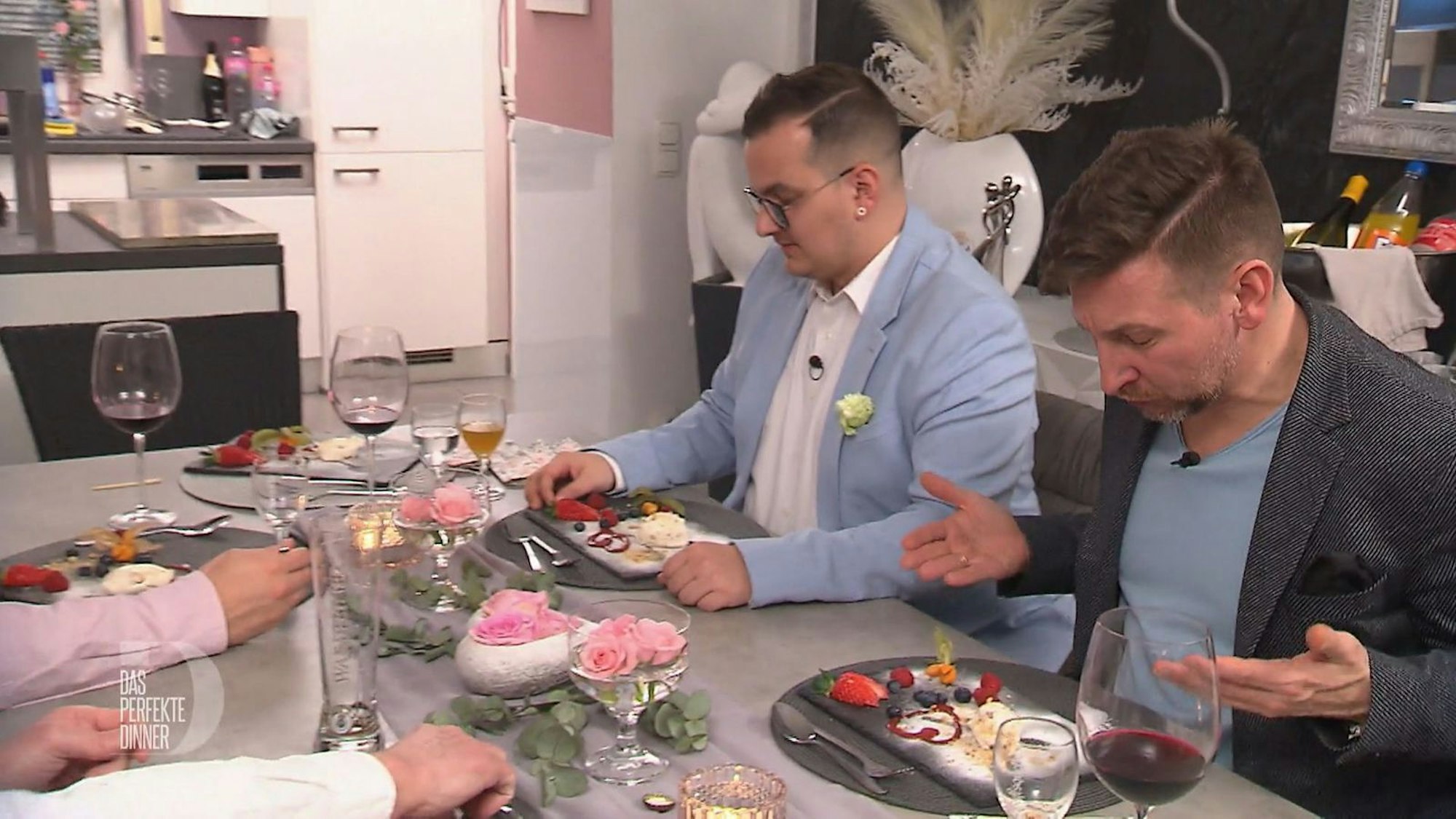 Mike findet das Dessert viel zu schön, um es gleich aufzuessen.
(Bild: RTL)
