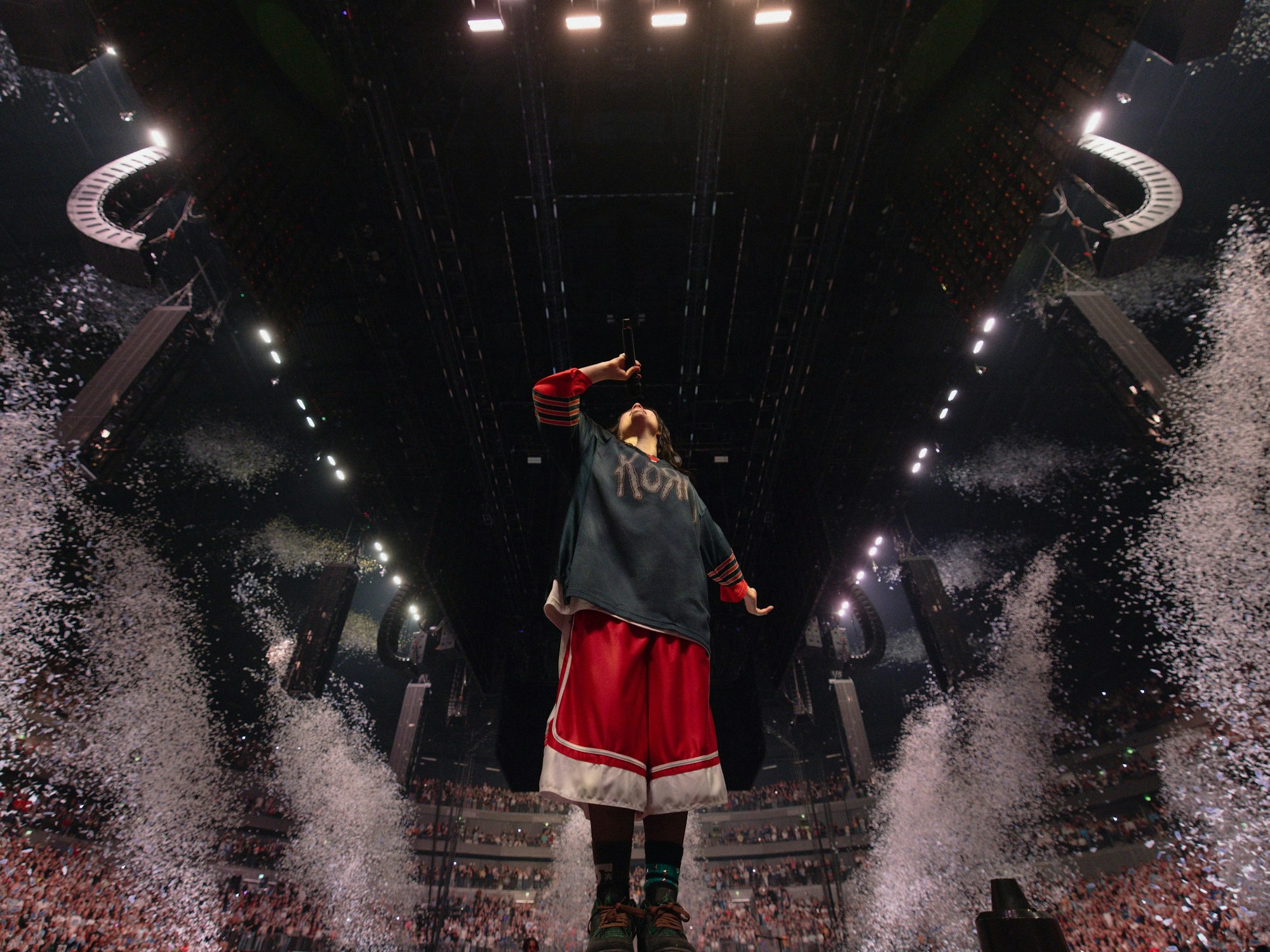 Billie Eilish beim Konzert auf der Bühne.