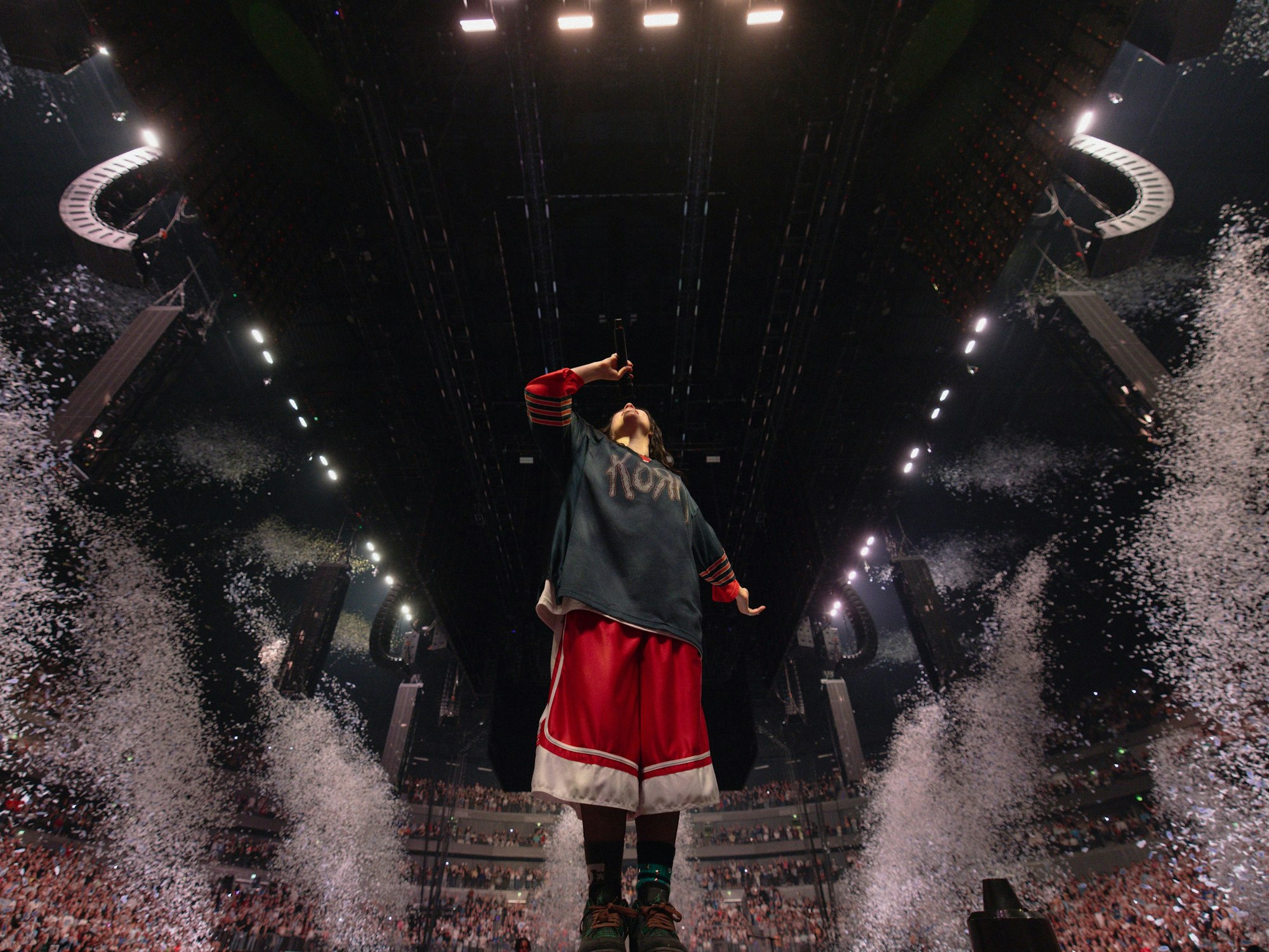 Blick in die Lanxess-Arena beim Billie-Eilish-Konzert.