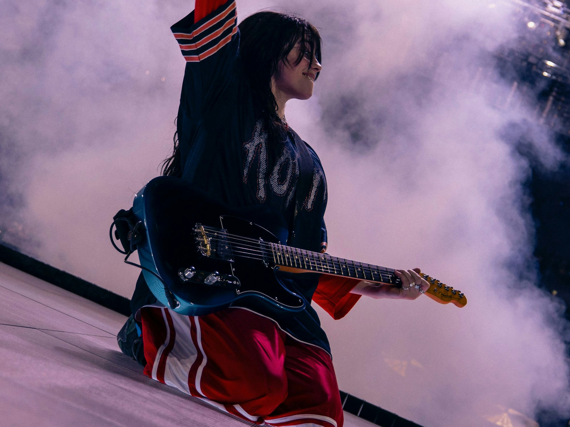 Billie Eilish beim Auftritt auf der Bühne.