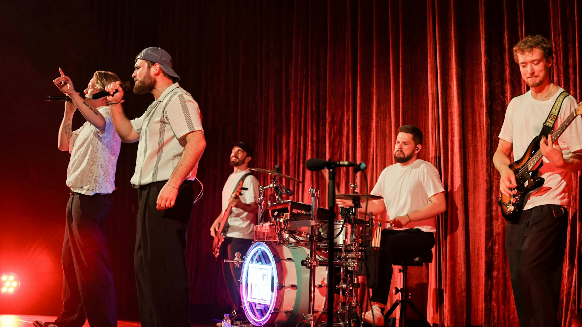 King Loui auf der Bühne beim Auftritt.