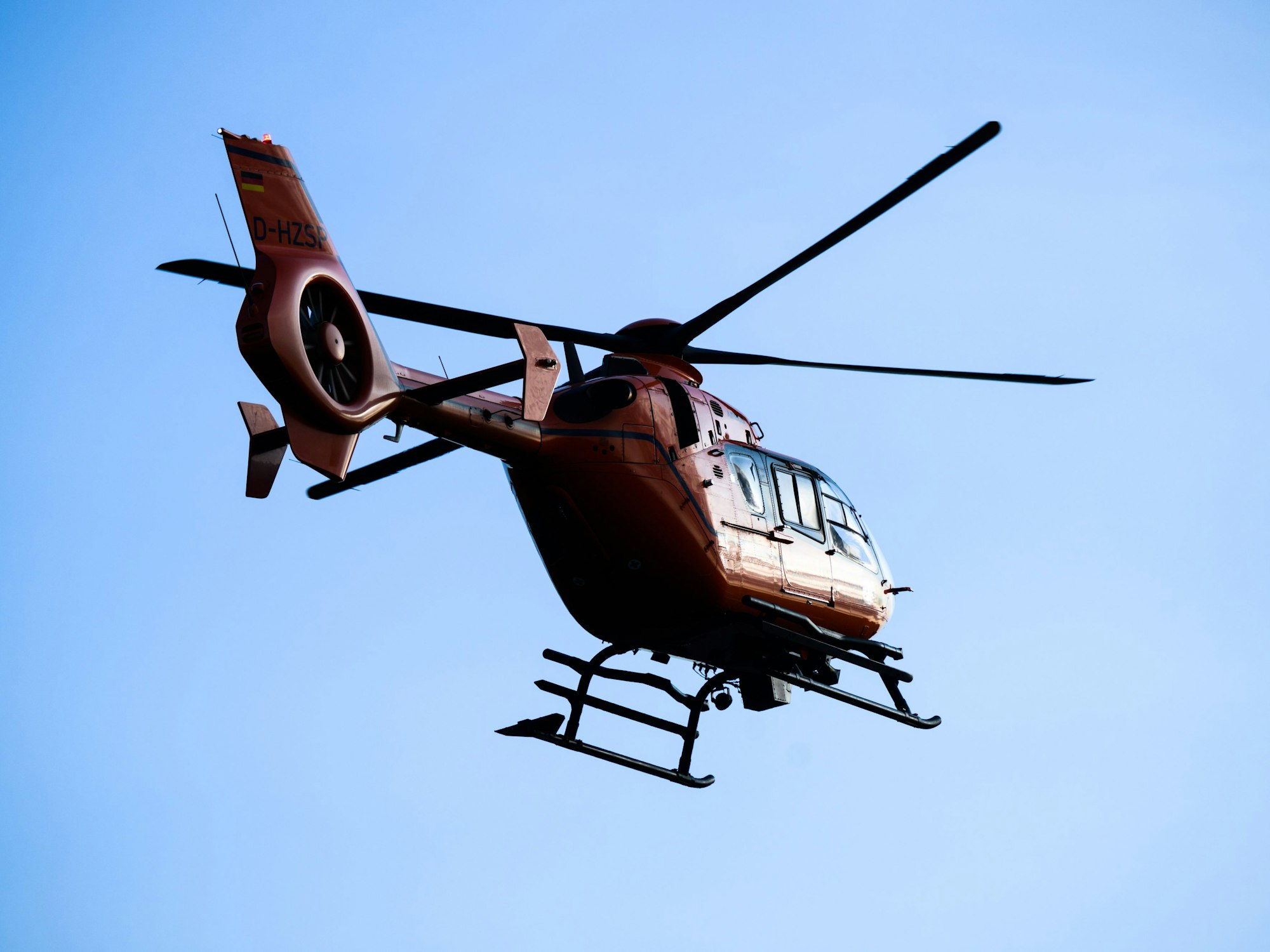 Ein Rettungshubschrauber ist im Einsatz (Symbolfoto)