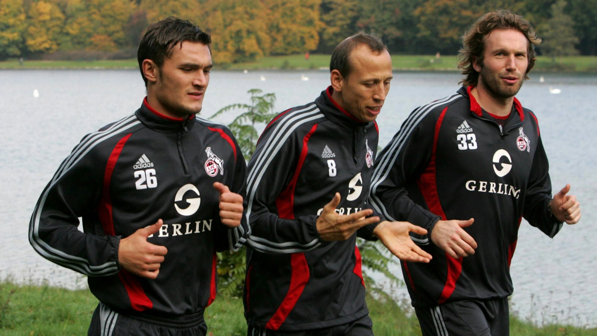 Die drei FC-Profis Stefan Wessels, Matthias Scherz und Aleksandar Mitreski am 2006 bei einem Waldlauf im Training.