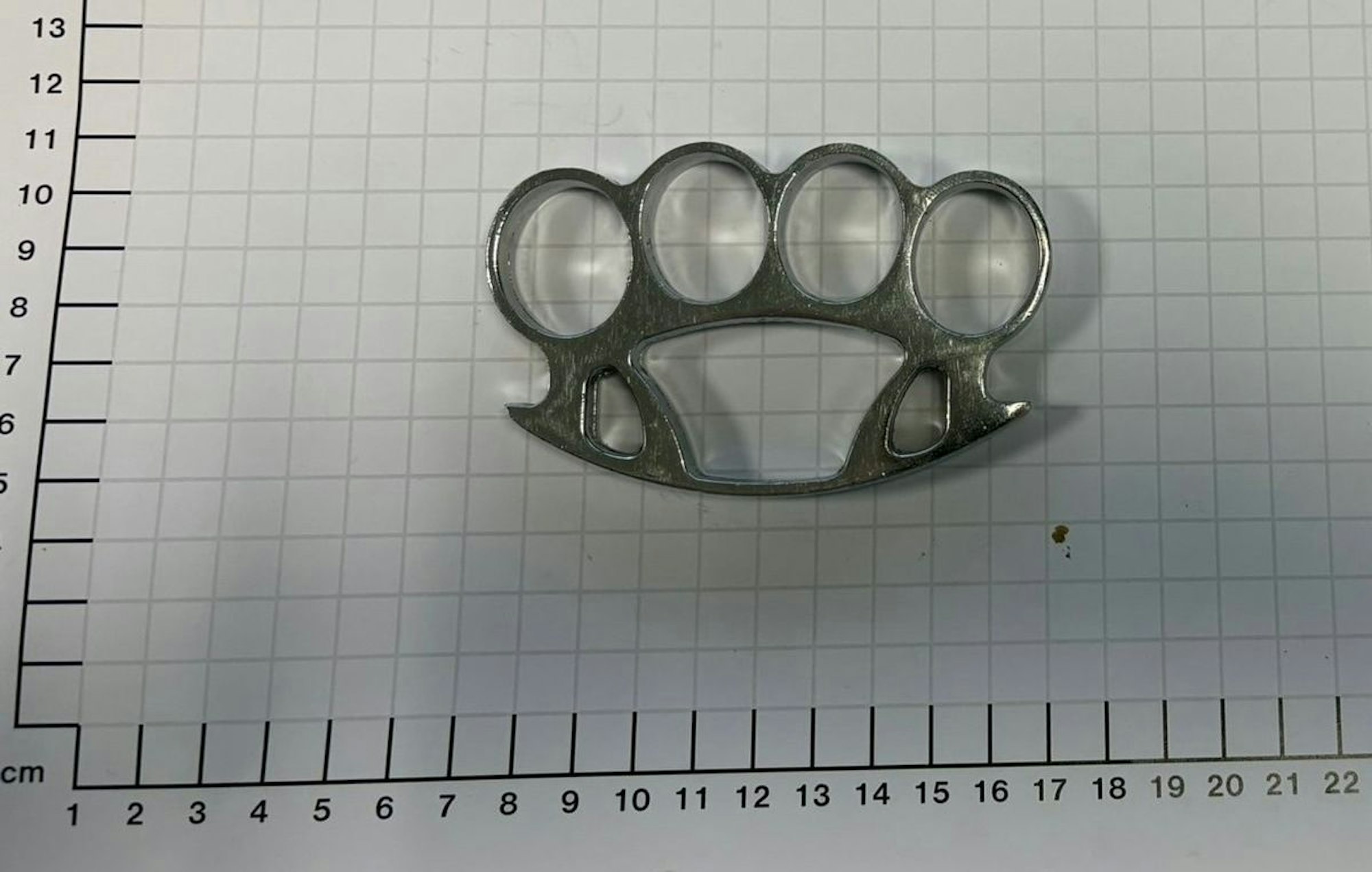 Sichergestellter Schlagring der Bundespolizei