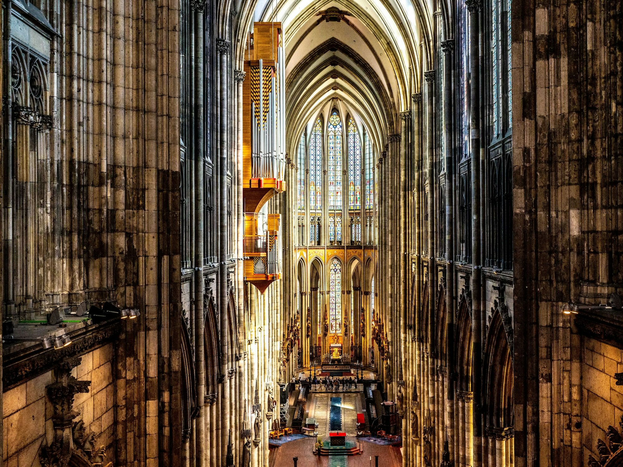 Blick in das gotische Kirchenschiff des Doms.