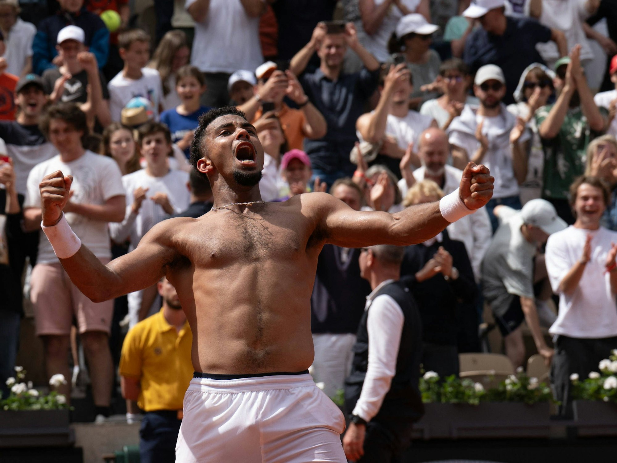 Artur Fils jubelt oberkörperfrei über seinen Sieg gegen Jaume Munar.