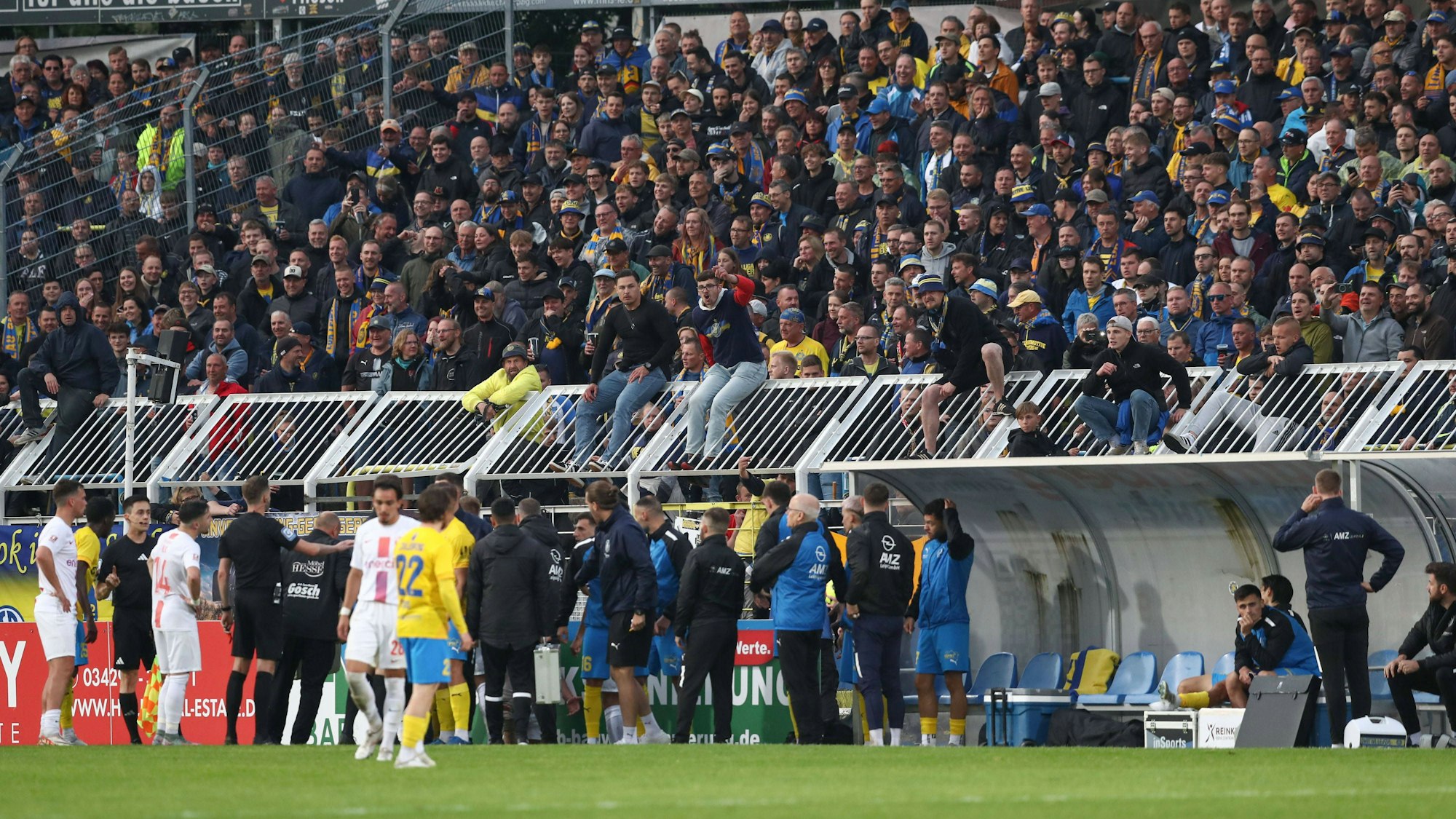 Hitzige Atmosphäre im Aufstiegsspiel zur 3. Liga zwischen Lokomotive Leipzig und dem TSV Havelse.