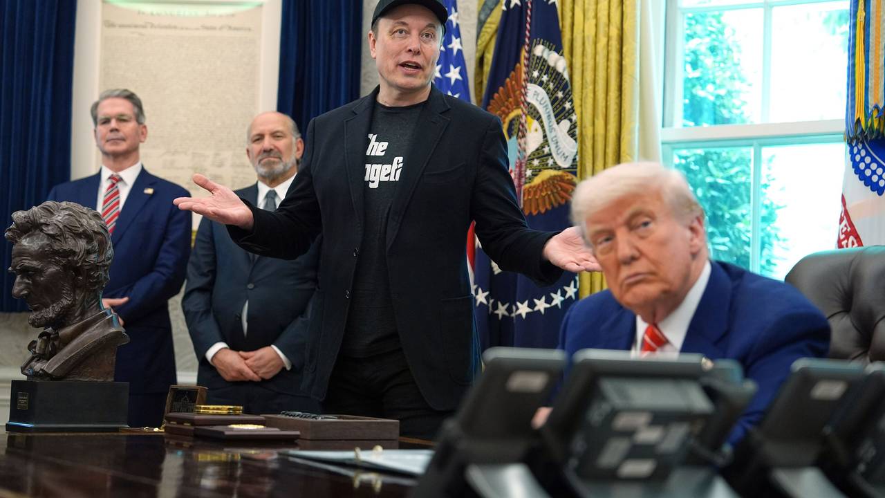 Elon Musk spricht während einer Pressekonferenz mit US-Präsident Donald Trump.