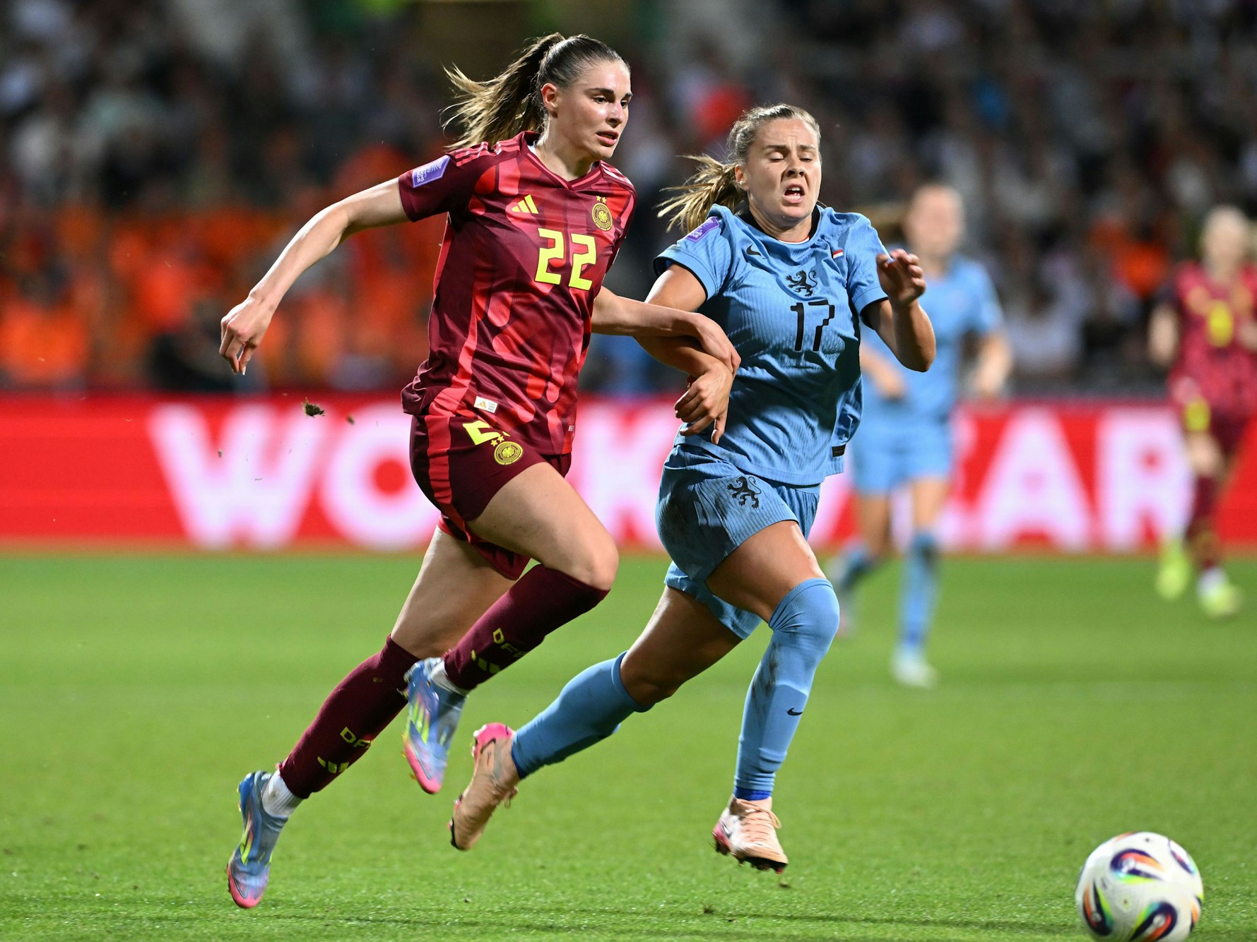 Die Deutsche Jule Brand (l.) und die Niederländerin Victoria Pelova kämpfen um den Ball.