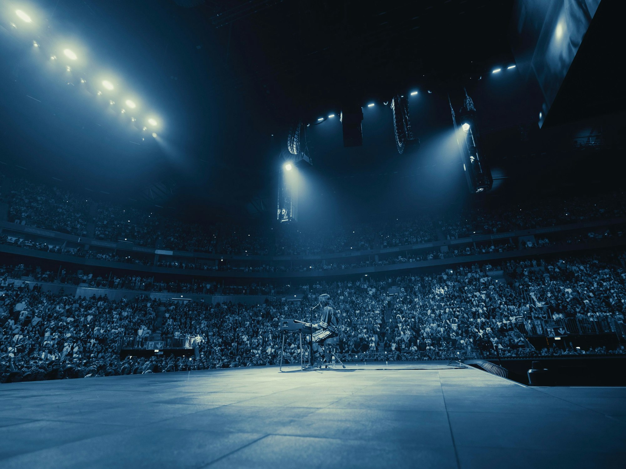 Billie Eilish am Piano auf der Bühne.