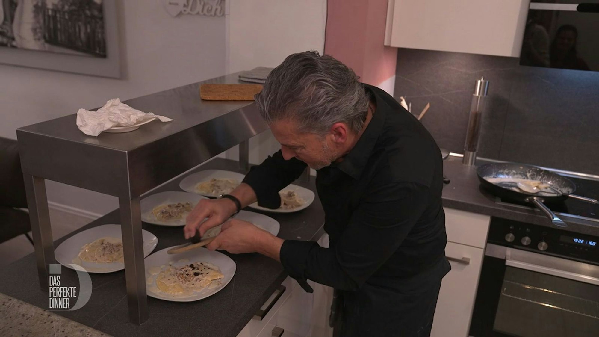 Professionell reibt Francesco noch ein bisschen Trüffel über die Panzerotti.
(Bild: RTL)