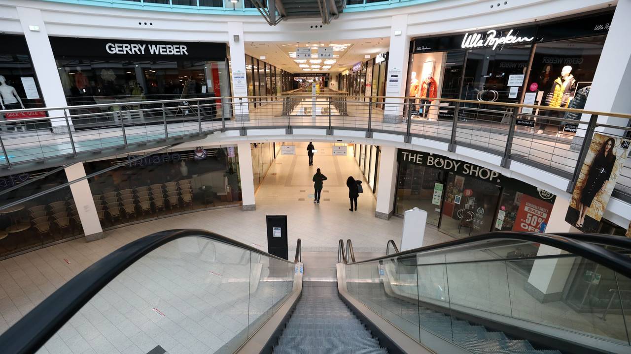 Der insolvente Modehersteller Gerry Weber schließt alle seine Geschäfte. Hier ist eine Filiale in Rostock zu sehen (oben links, Archivbild).