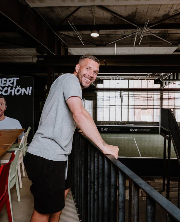 Lukas Podolski steht in seiner Strassenkicker Base.