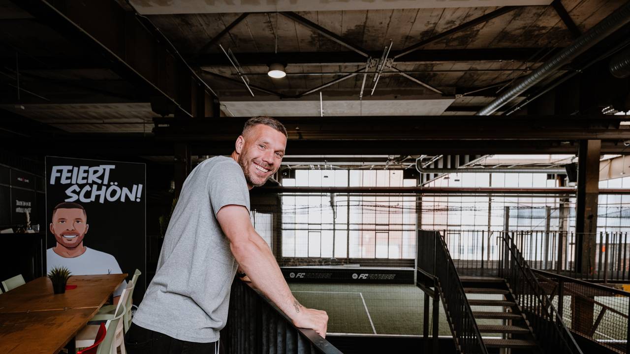 Lukas Podolski steht in seiner Strassenkicker Base.
