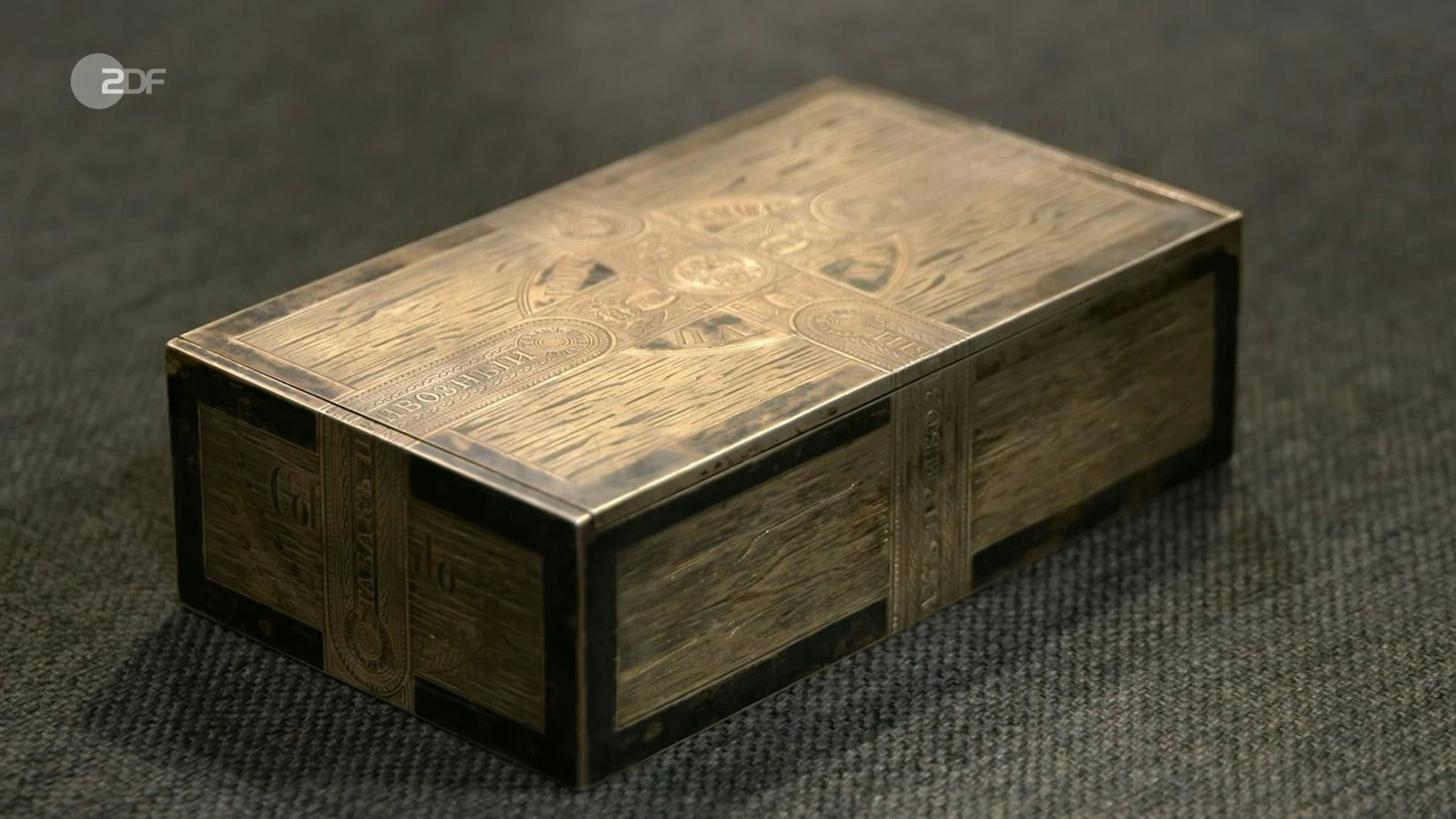 Die handgravierte Zigarrenkiste aus russischem Silber aus dem Jahr 1872 wurde mit 5.000 bis 6.000 Euro bewertet. Für 4.750 Euro ging das außergewöhnliche Stück an Benjamin Leo Leo.
(Bild: ZDF)