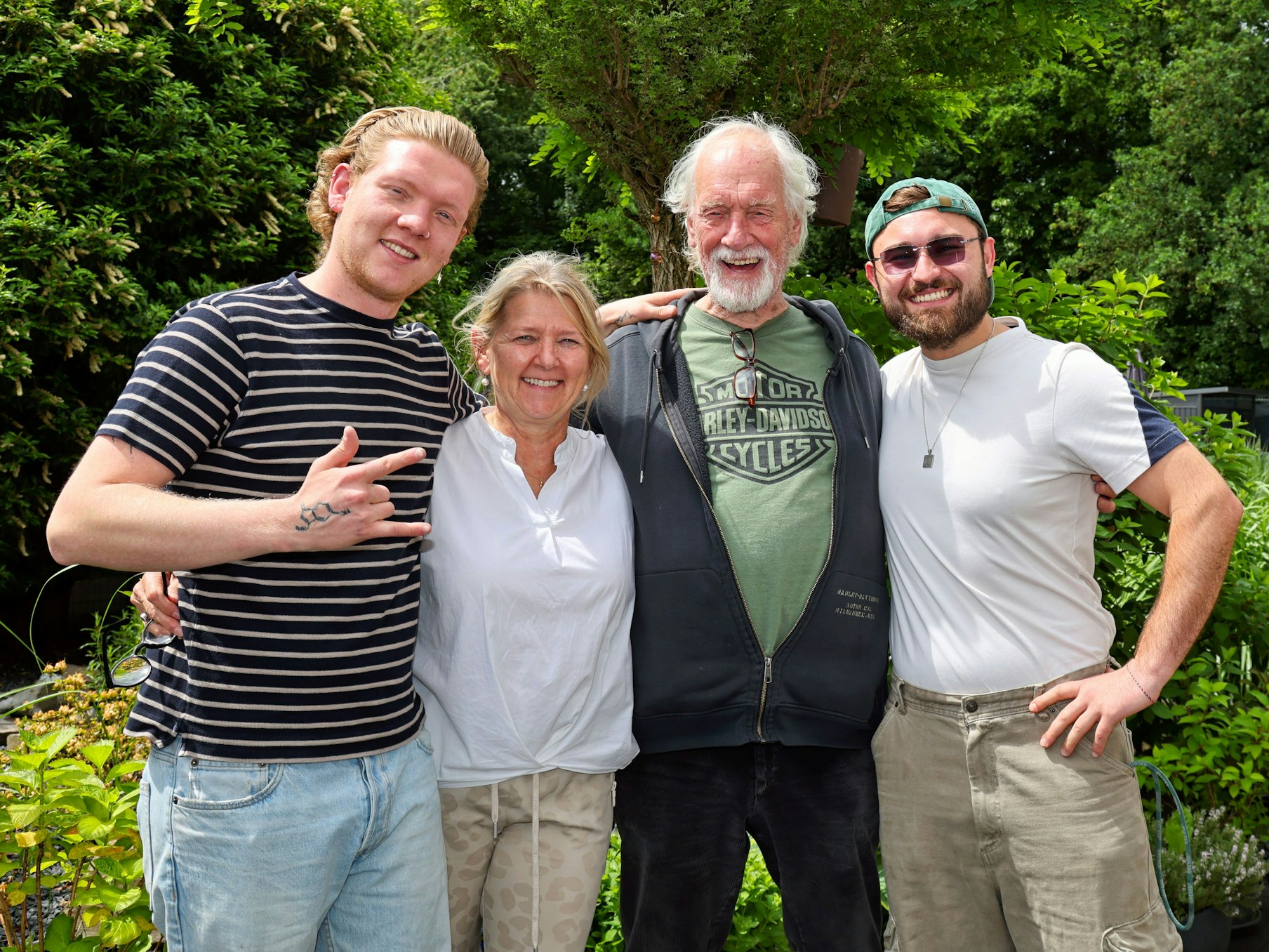 Max Rohde, Dagmar Rohde, Volker Rohde und Harun Berkovic stehen zusammen.