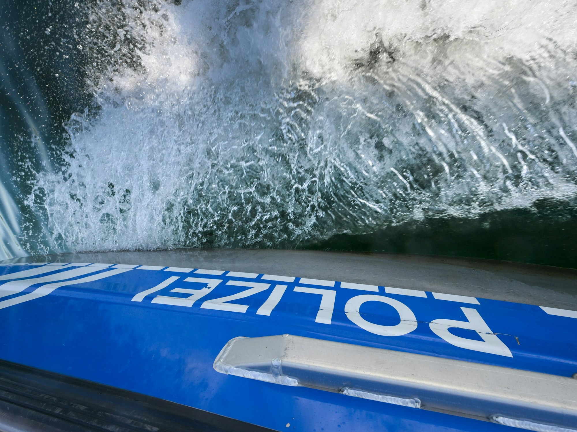 Ein Mann ist beim Versuch, einen Angler aus einem Hafenbecken in Wolgast zu retten, genau wie dieser ertrunken (Symbolbild).
