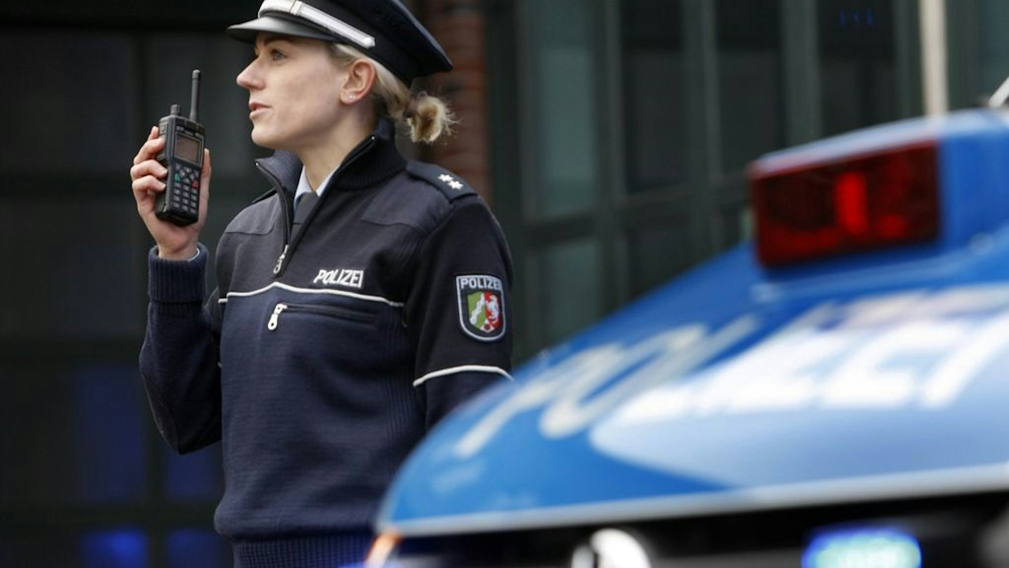 Die Polizei ermittelt nach Fahrzeugbränden in Monheim am Rhein, bei denen ein Skoda und ein VW Golf beschädigt wurden.
