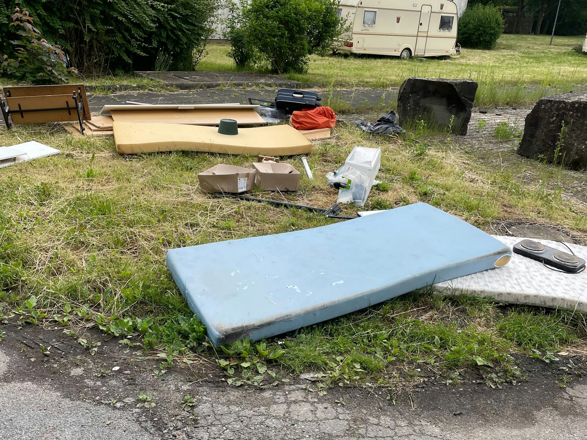 Diese wilde Müllkippe wurde in Köln-Weidenpesch gesichtet.