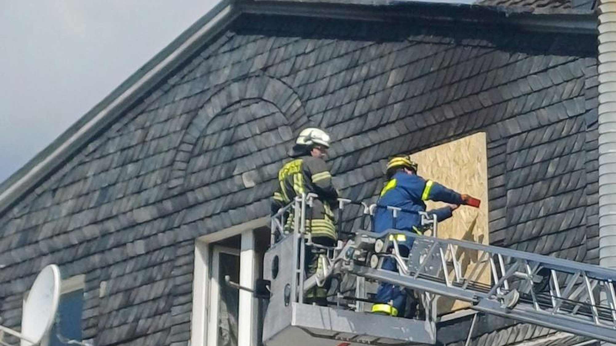 Bei einem Brand in einem Wohn- und Geschäftshaus in Wetter (Ruhr) kam eine Person ums Leben. Die Feuerwehr war mit mehreren Löscheinheiten vor Ort.