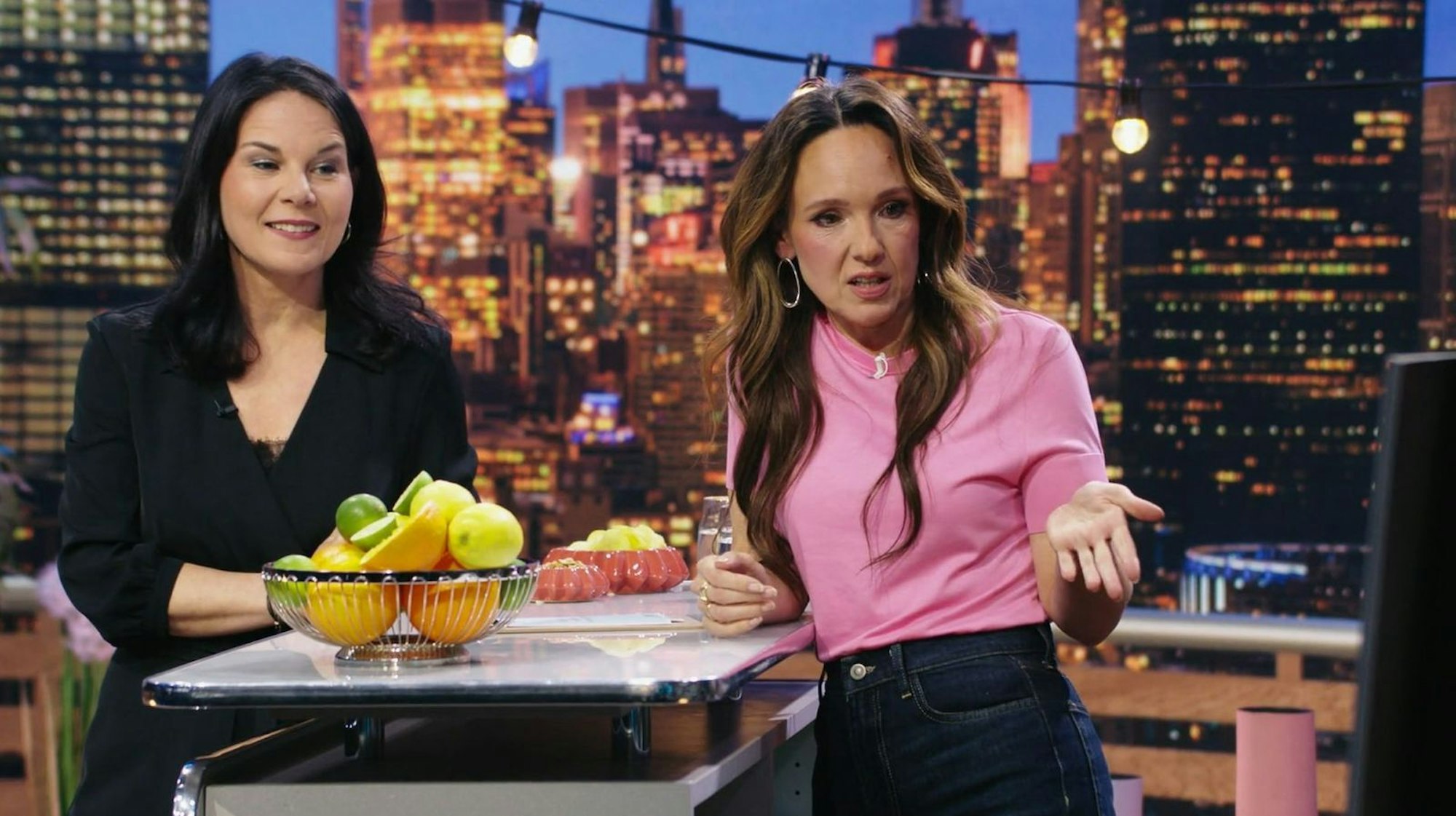 Annalena Baerbock (links) und Carolin Kebekus spielten „Vereinte Aktionen“ - eine „Wahrheit oder Pflicht“-Variation in Anspielung auf Baerbocks neuen Job bei der UN. (Bild: ARD / WDR)