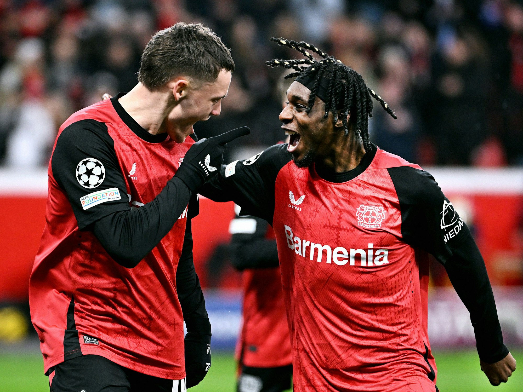 Florian Wirtz und Jeremie Frimpong (r.) jubeln gemeinsam.