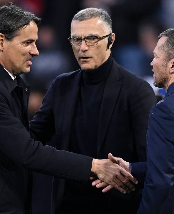 Simone Inzaghi und Lothar Matthäus begrüßen sich, Giuseppe Bergomi schaut zu.