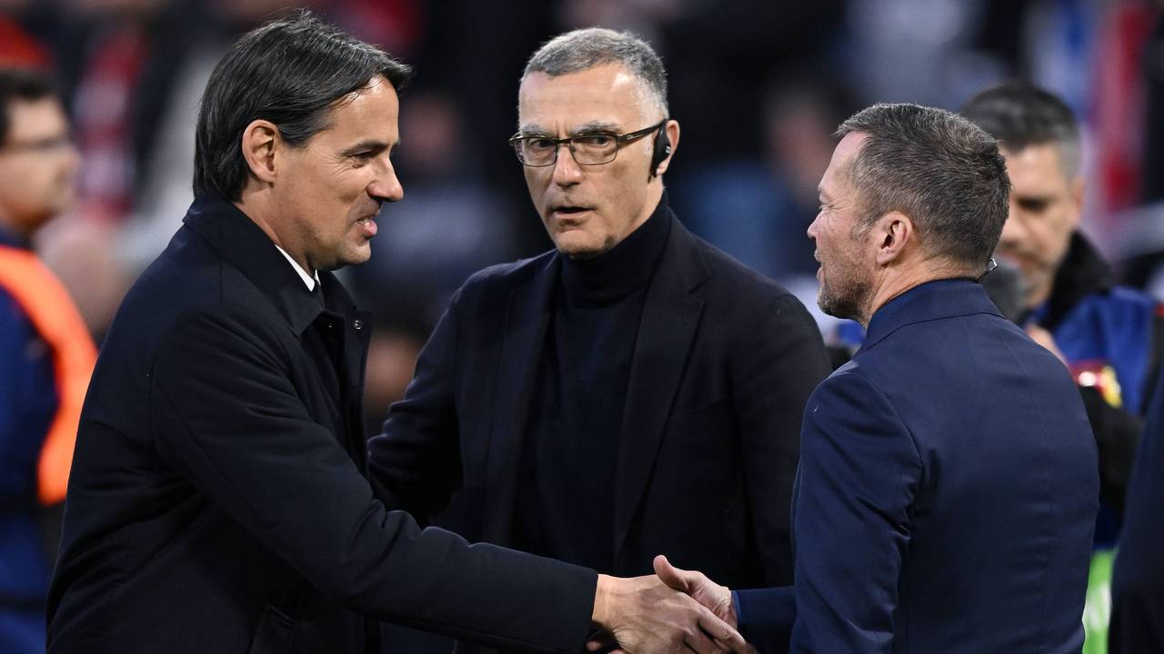 Simone Inzaghi und Lothar Matthäus begrüßen sich, Giuseppe Bergomi schaut zu.