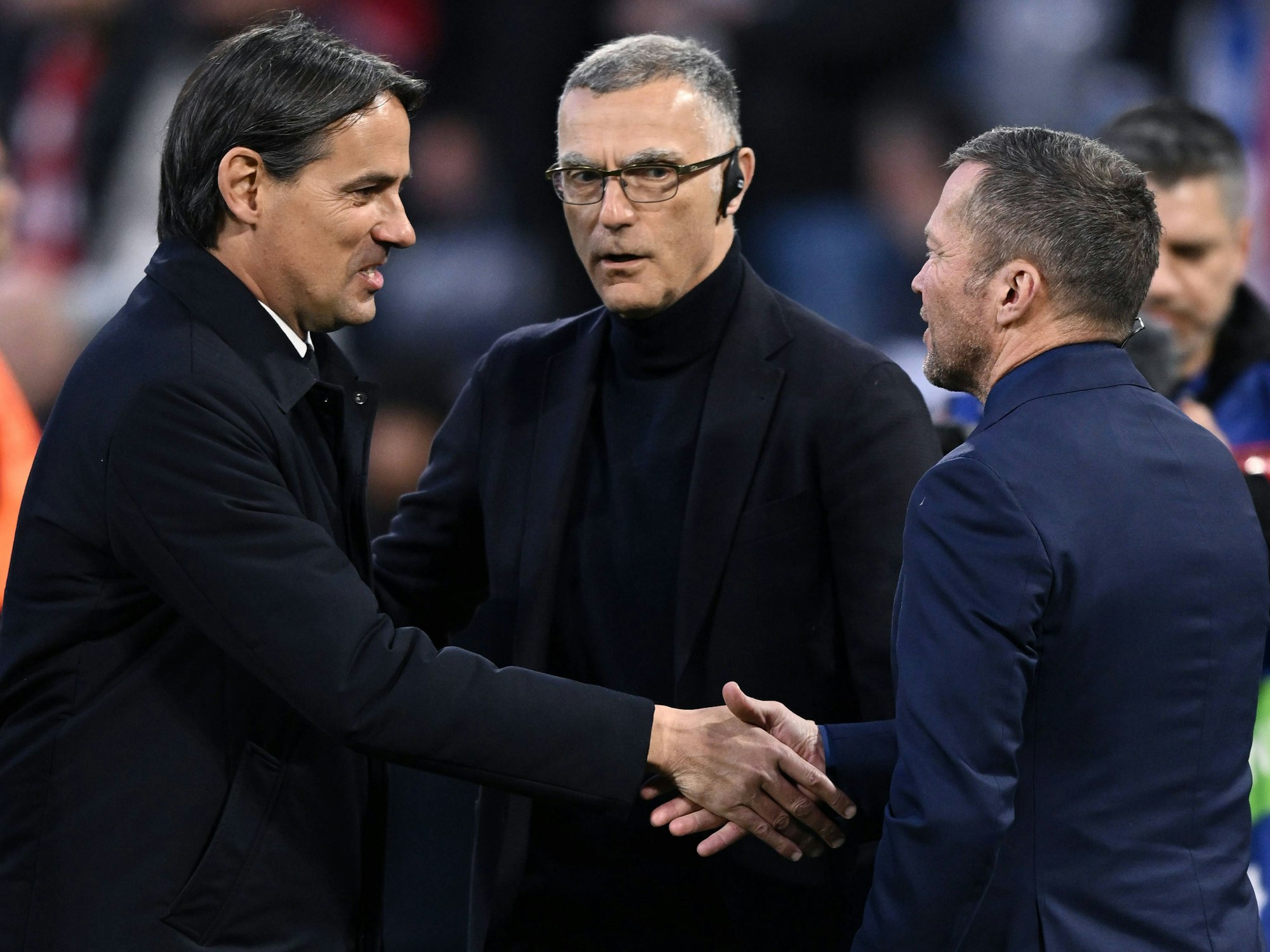 Simone Inzaghi und Lothar Matthäus begrüßen sich, Giuseppe Bergomi schaut zu.