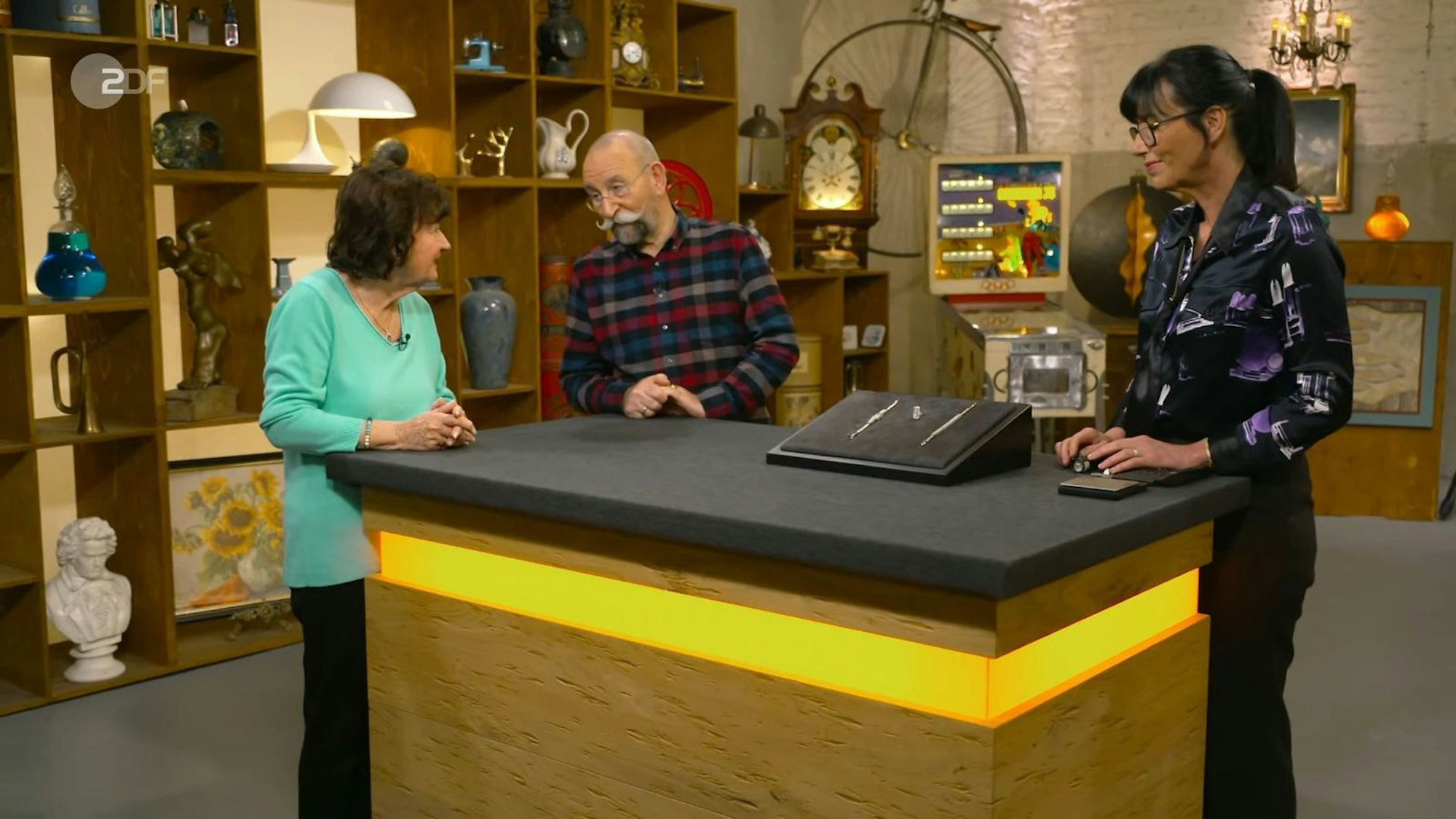 Mit hohen Erwartungen brachte die Verkäuferin ihren Schmuck zu „Bares für Rares“. Doch bei der Expertise stellte sich heraus: Der war weit weniger wert als gedacht ...
(Bild: ZDF)